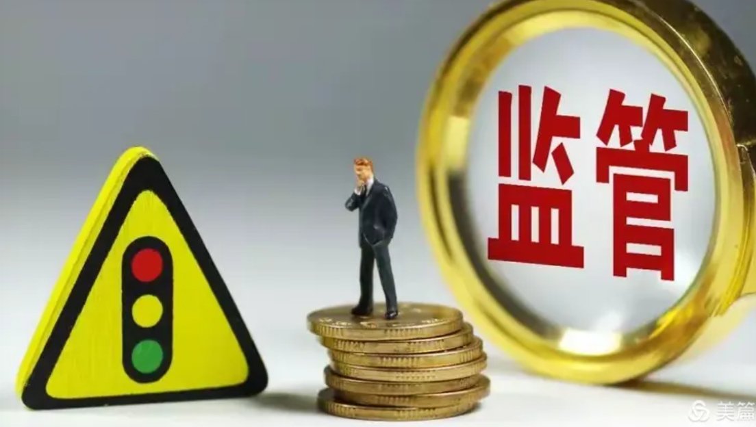投资者正在手机上进行开户验证操作