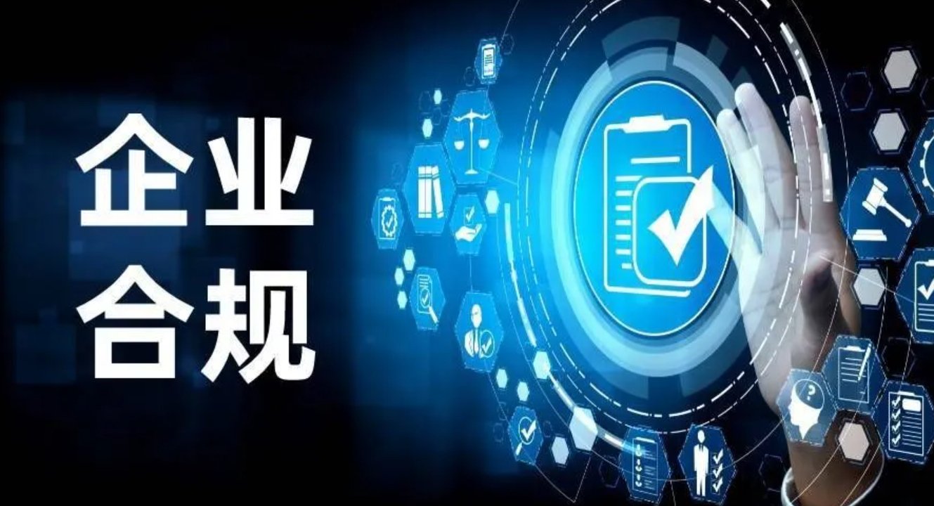 一个人拿着放大镜仔细查看一份合同上的细则