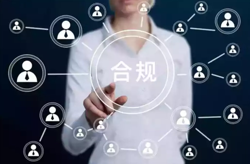 一位客服正在给投资者展示手机上的开户流程指引